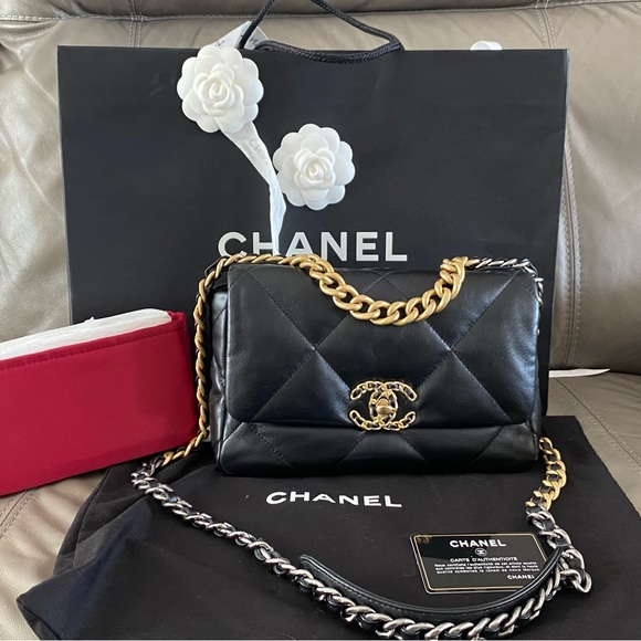 Authentic Chanel19 small black lambskin 30 series with Zeko certificate - Picture 1 of 16